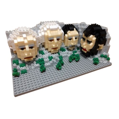 Gray lego style mt rushmore mini building blocks set constructed to look like the four presidential heads from the monument.