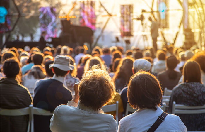 people-watching-concert-700